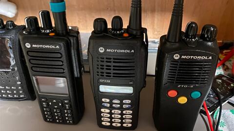 摩托羅拉GP338對講機MDC1200信令與森?？怂?800通信的軟件設計方案